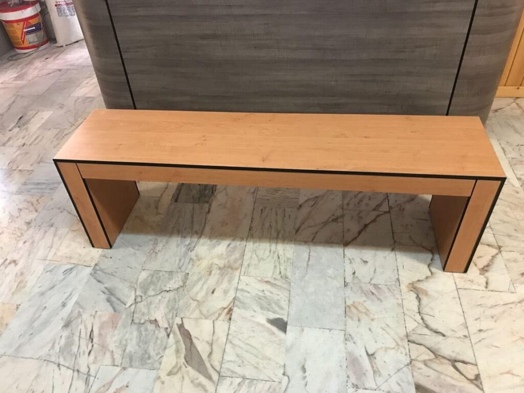 Banco para vestuario de madera.