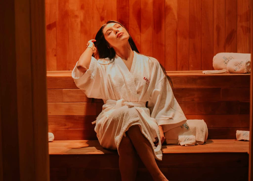 una mujer obtiene los beneficios sobre su salud de la sauna